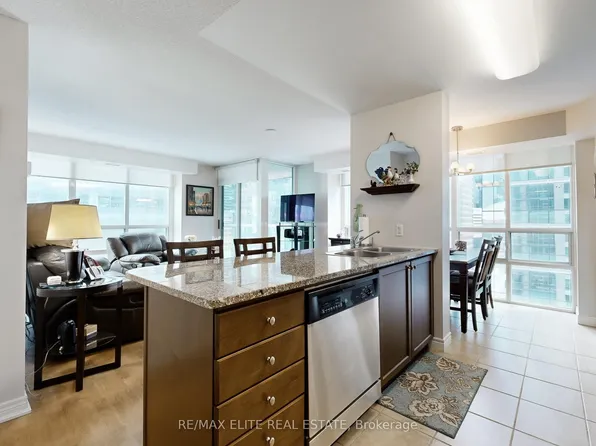 30 Grand Trunk Cres #1806, Toronto, ON M5J 3A4