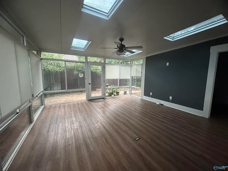 208 Surrey Rd SW — Photo 42