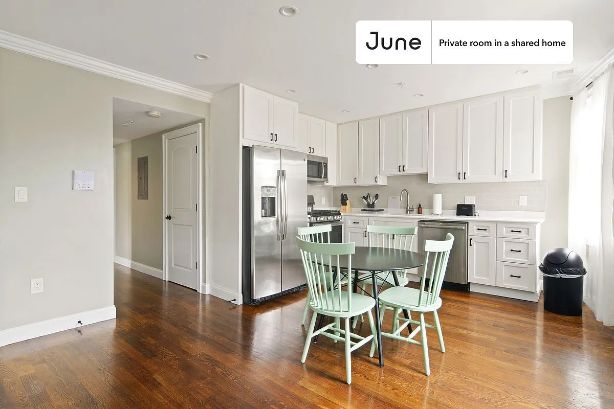 Full bedroom in 5 bed/1.5 bath home in Brighton #571 C — Photo 2