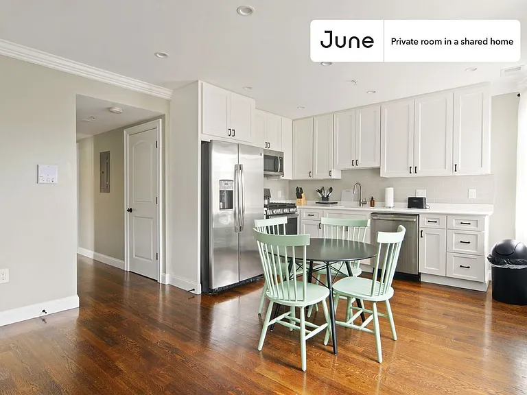 490 Washington St #C — Photo 2