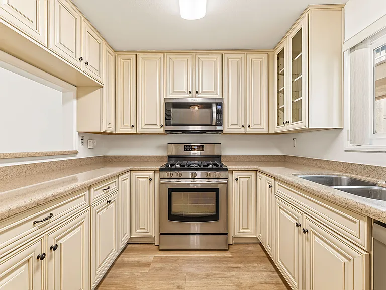 345 N Kenwood St #106 — Photo 3
