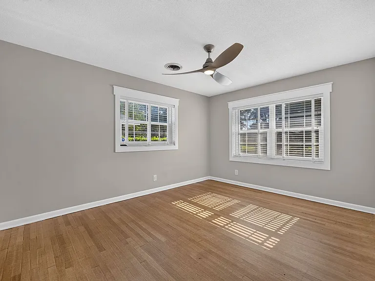 677 Selkirk Dr — Photo 27