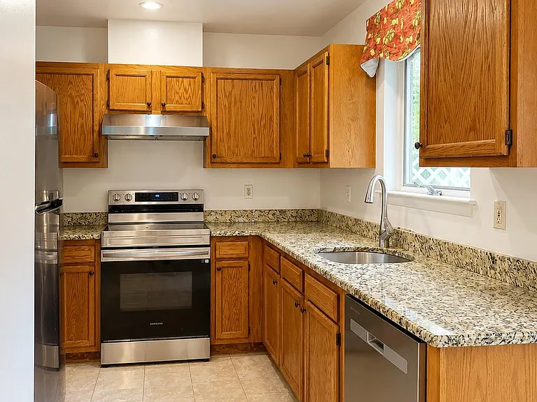 196 Jonathan Dayton Ct — Photo 4
