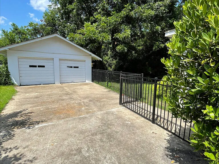 1829 McDowell St — Photo 21