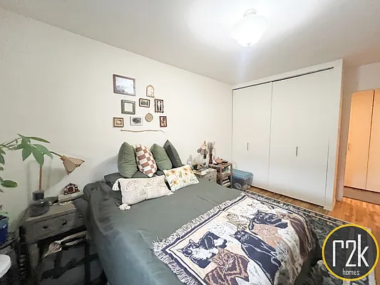 Rented by Realty 2000 Corp | media 11