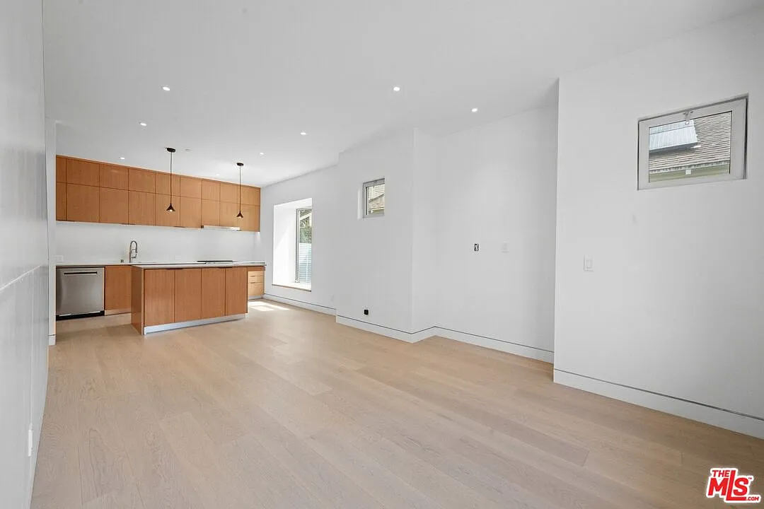 3 bed, 3.0 bath, 1442 sqft, $6,900 — Photo 3