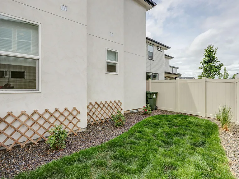 2032 E Presidential Dr — Photo 35