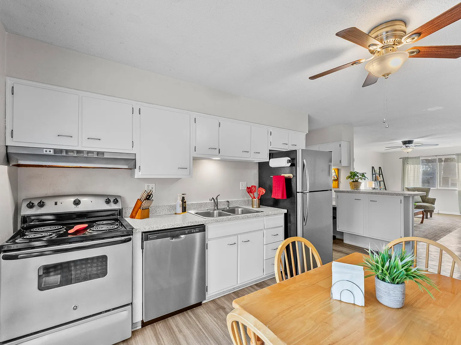 3 bed, 1300 sqft, $3,100 — Photo 2
