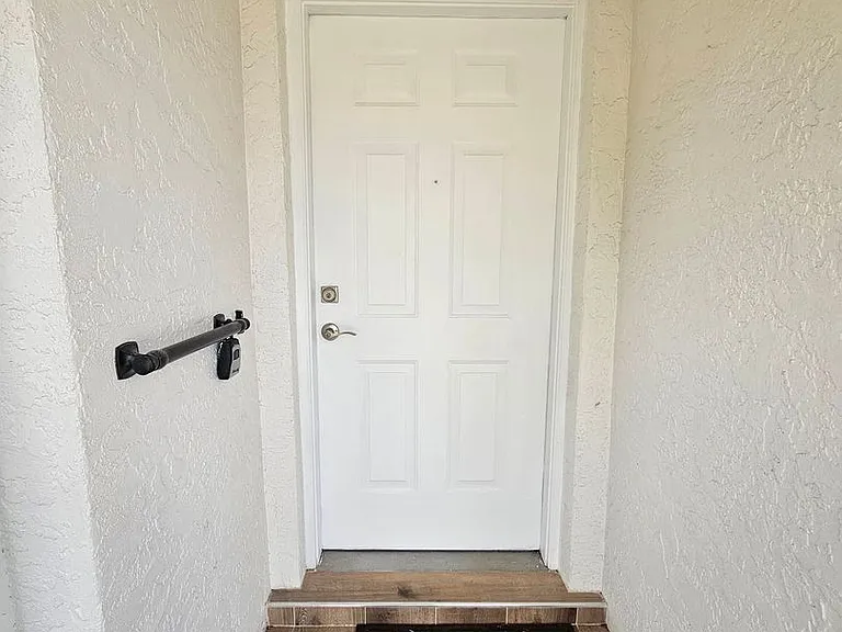 5989 Hillyer Ct — Photo 2