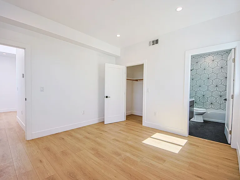 2851 S Victoria Ave — Photo 29