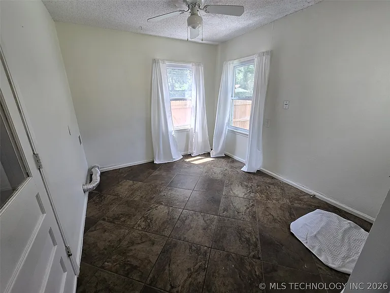237 E 45th Pl — Photo 17
