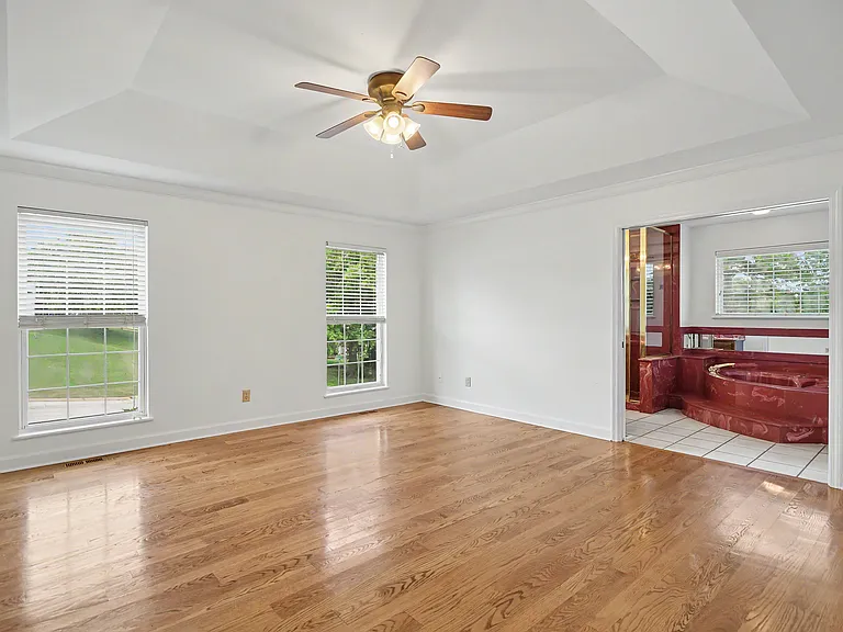 102 Lexington Ln — Photo 13