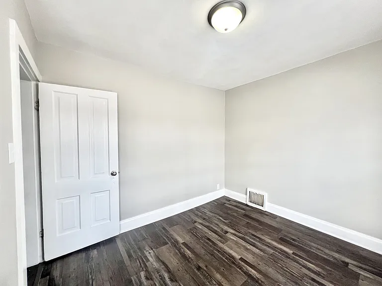 921 W Grand Ave — Photo 23