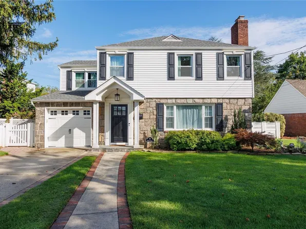 9 Foster Avenue, Malverne, NY 11565