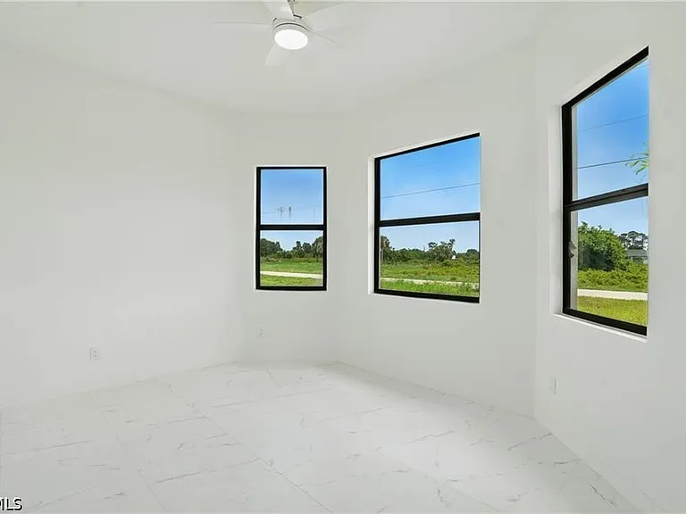 472 Rajah St — Photo 12