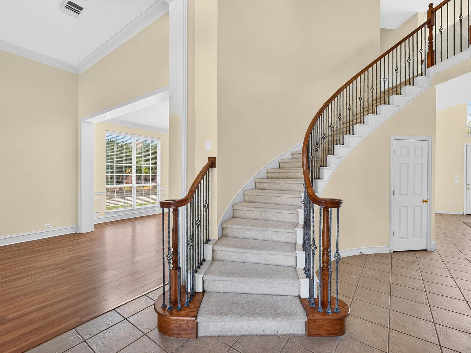 4 bed, 4024 sqft, $3,495 — Photo 3