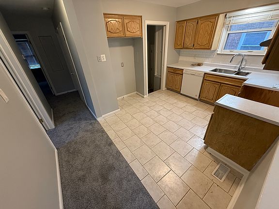 5th image of 15792 Belmont Ave