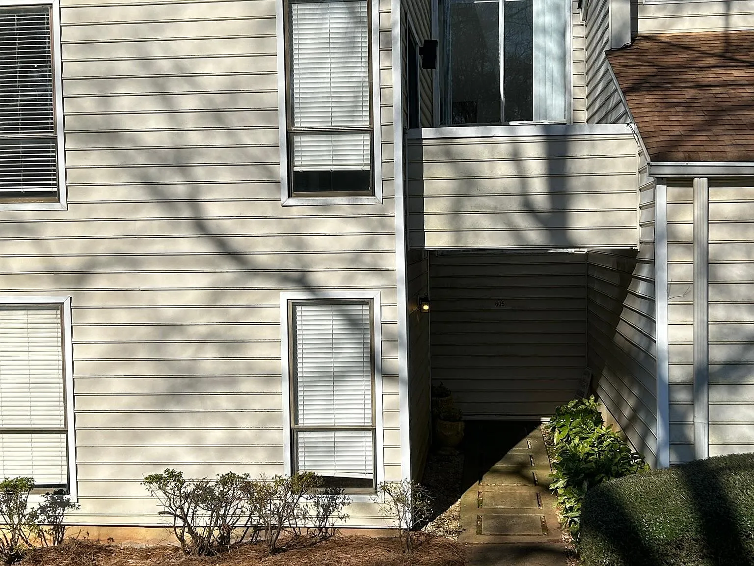605 Serramonte Dr — Photo 1