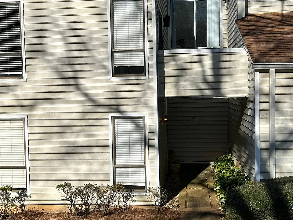605 Serramonte Dr