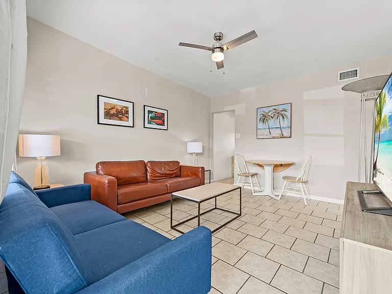 1127 NE 5th Ave #4 — Photo 3