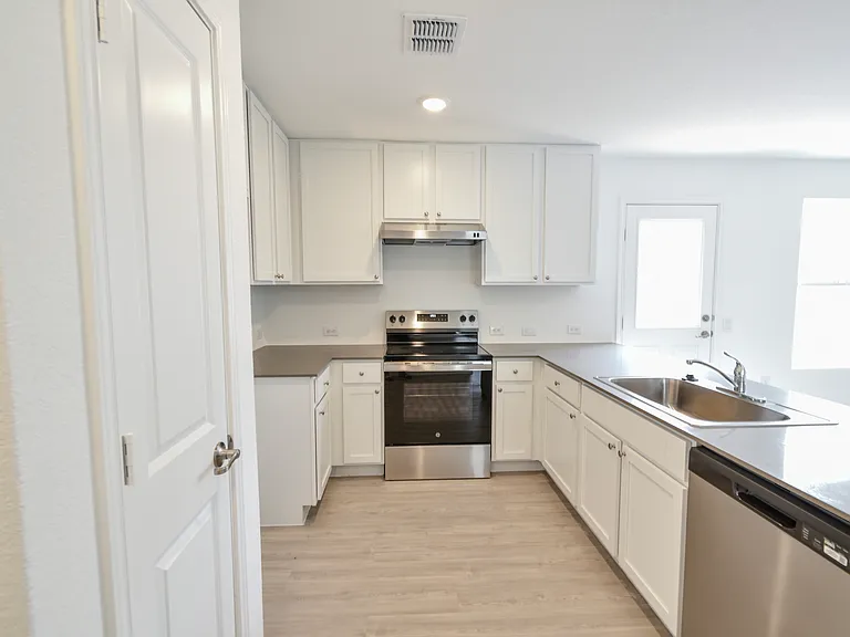 1115 Janzen Rd — Photo 2