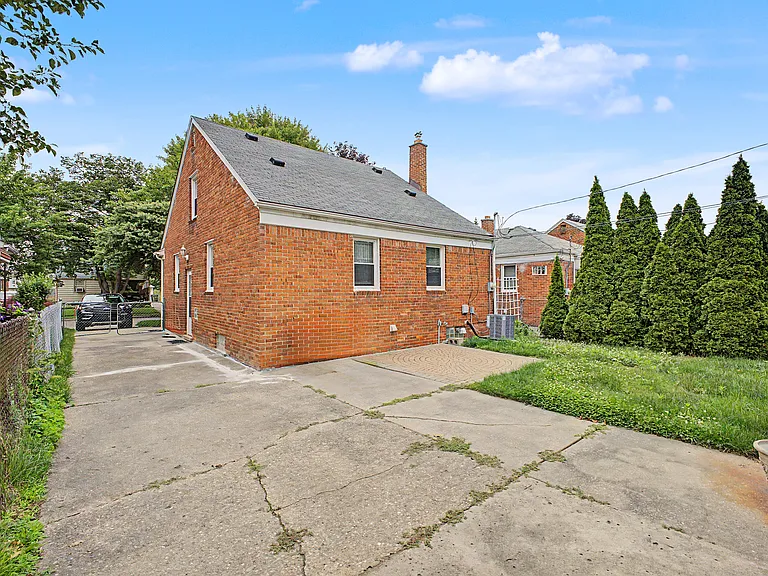 15587 Russell Ave — Photo 30