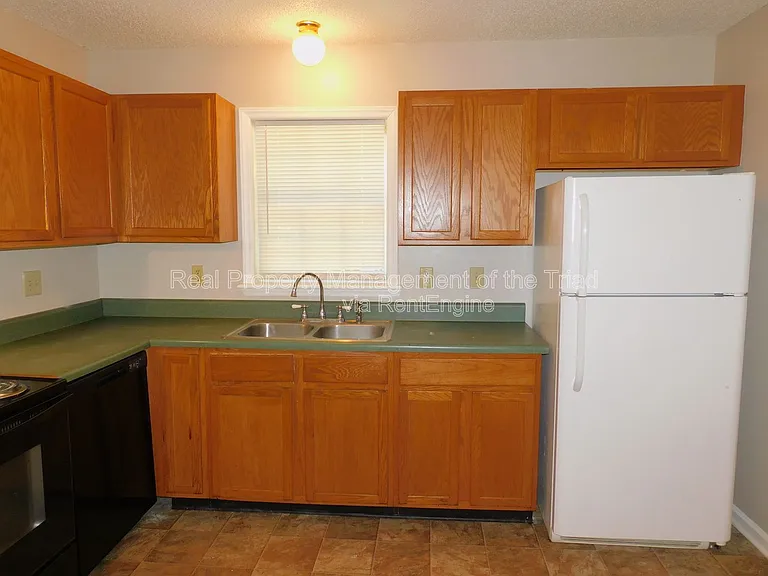 1805 Cody Ave — Photo 10