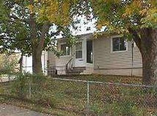 5905 N Linwood Ave, Davenport, IA 52806