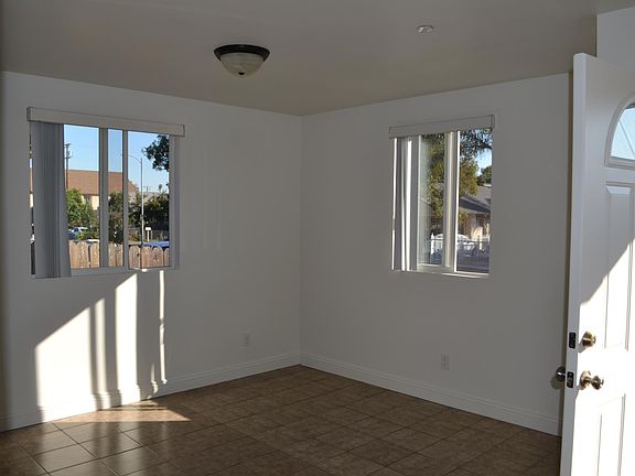 5th image of 831 W 50th Pl
