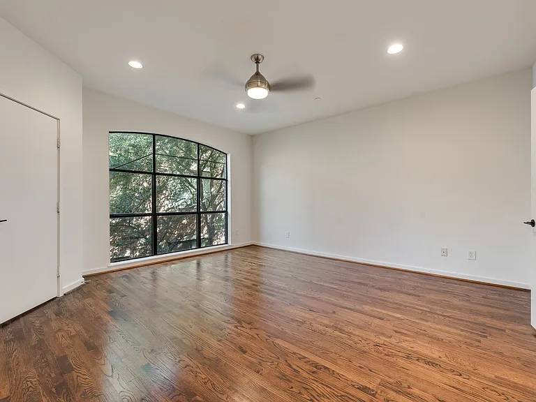 2411 N Hall St #5 — Photo 12