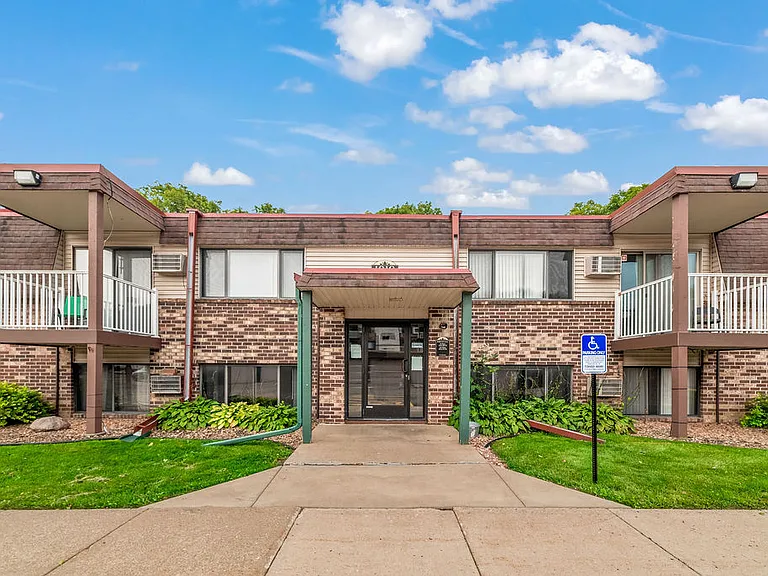Summerfield Apartments — Photo 13