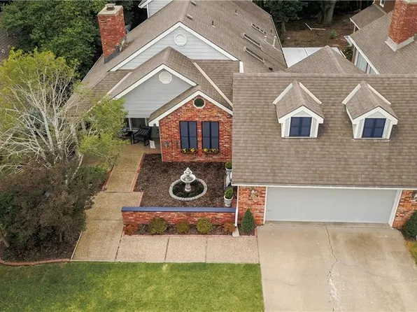 2119 Greenbrier Dr, Lawrence, KS 66047