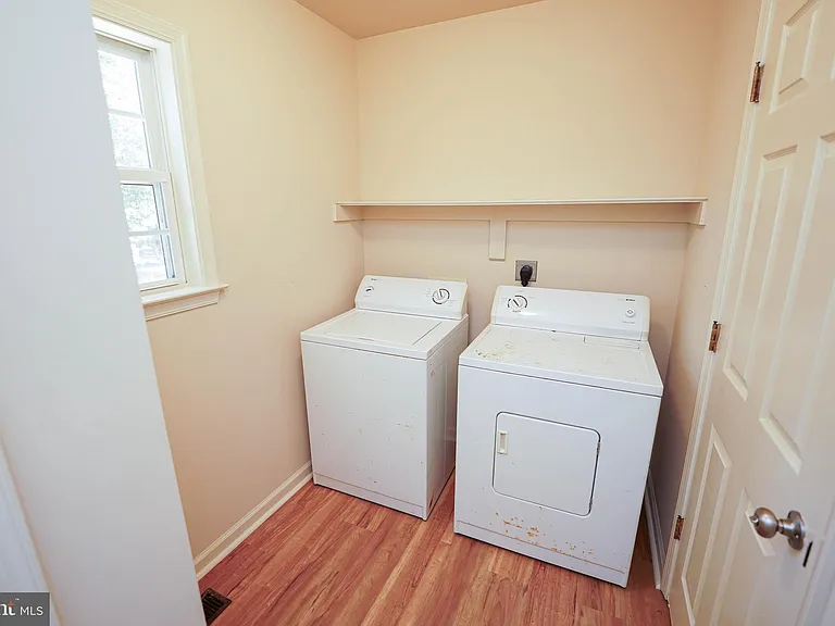 935 Queen Ave — Photo 17