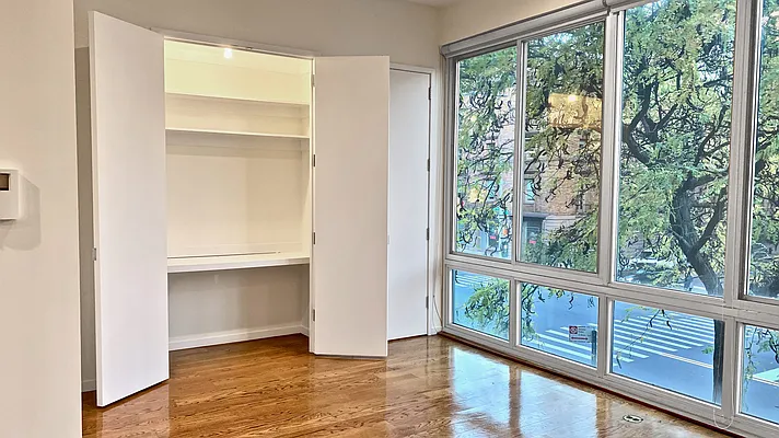 Sold by Bizzarro Agency | media 9