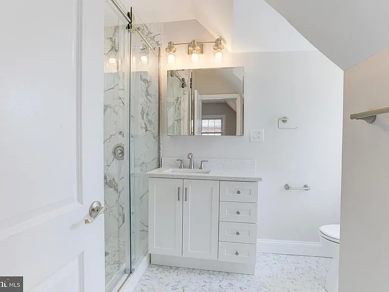 702 Kingston Rd — Photo 32