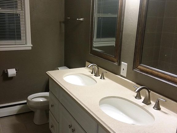 Main bathroom with tub and double sinks