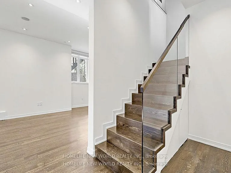 220 Roe Ave — Photo 18