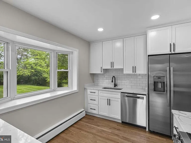 10242 Stratford Ave — Photo 2