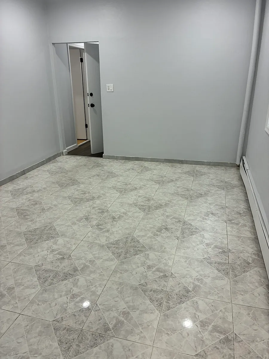Building Photo - 158 W 33rd St #1