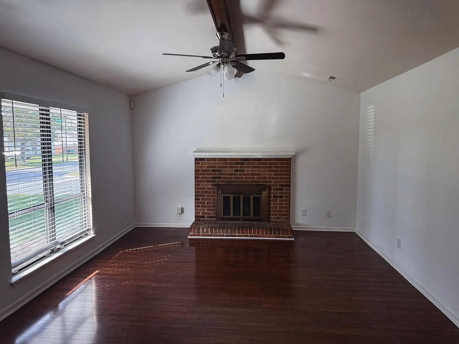 3 bed, 1300 sqft, $2,300 — Photo 3