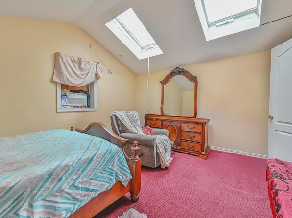 121 Montauk Avenue image 3 of 19