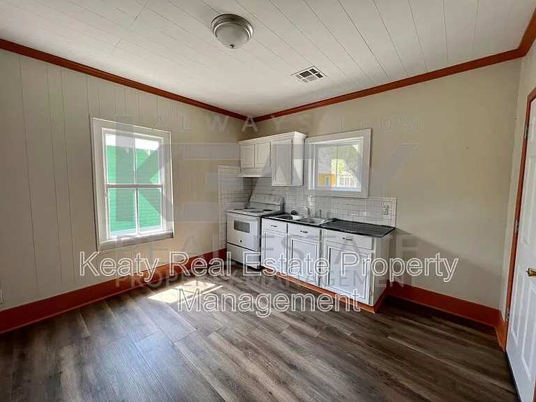 510 Lamar St — Photo 6