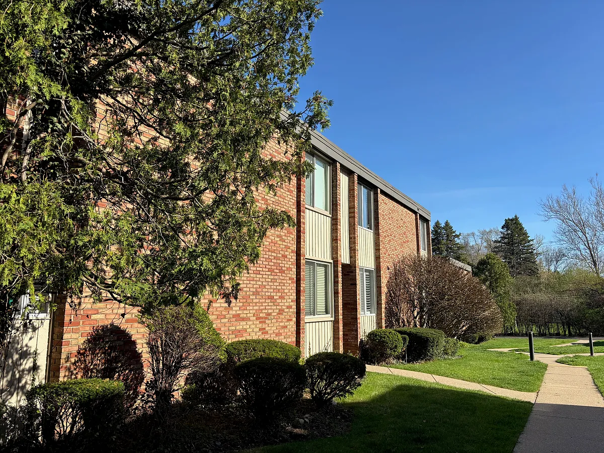 Building Photo - 4043 W Maple Rd #D103