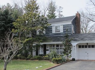 8 Hampshire Rd, Great Neck, NY 11023