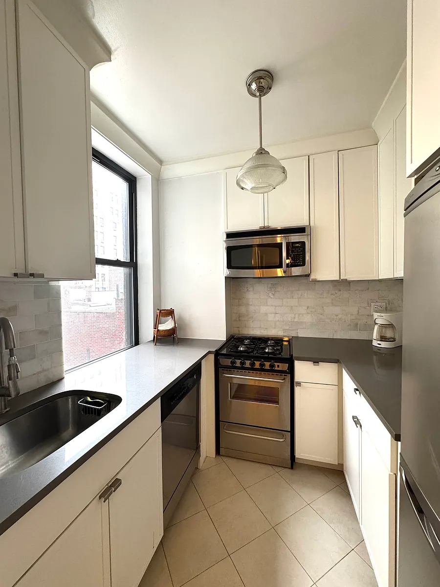 Photo 1 of 11 - 61 E 77th St #7F - New York, NY Primary Photo - 61 E 77th St #7F