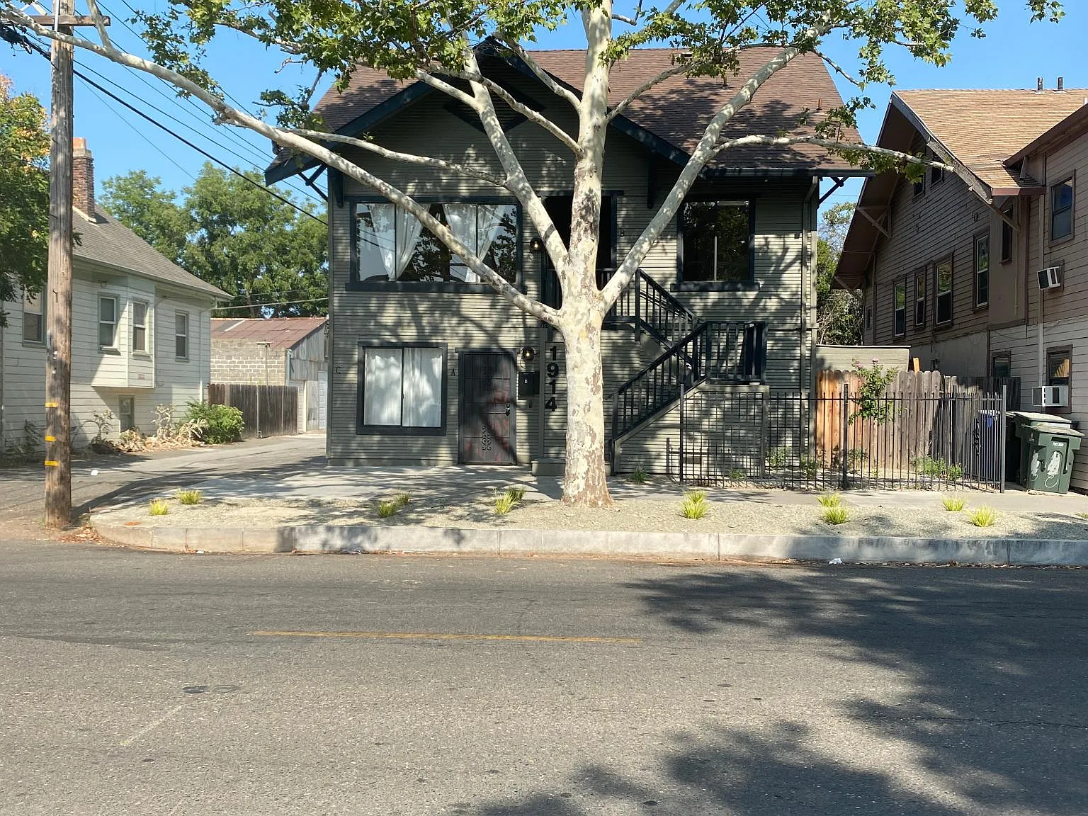 1914 28th St — Photo 2