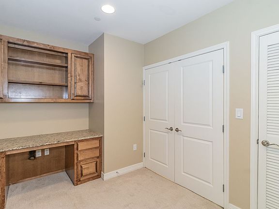 5th image of 500 Throckmorton St APT 2506