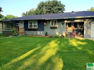 1407 Division St, Hull, IA 51239
