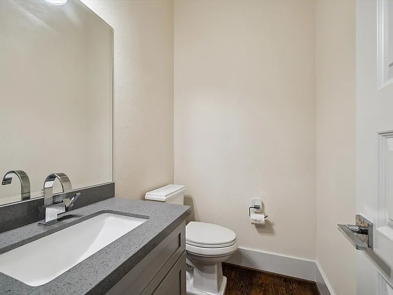 4833 Chenevert St — Photo 14