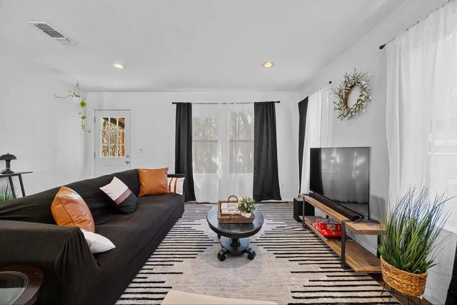 3 bed, 2.0 bath, 4994 sqft, $4,263 — Photo 1